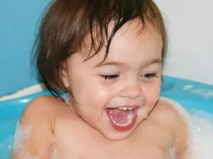 Dziecko w kąpieli z płynem do kąpieli dla dzieci